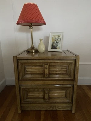 Mesita de noche moderna de roble Dixie Mid-Century hecha en EE. UU. Foto 1 de 4