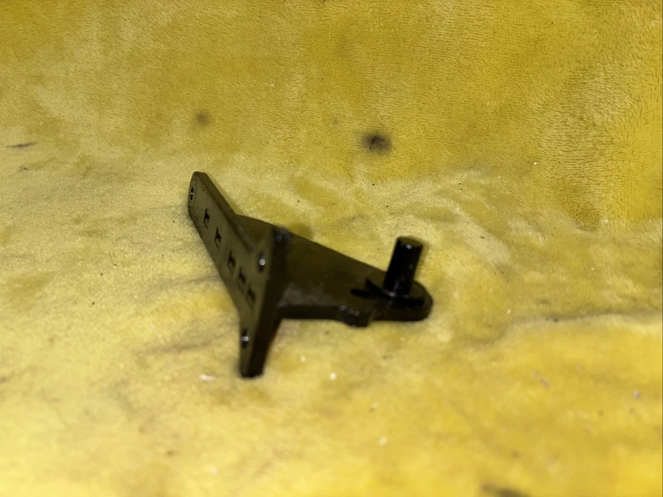 Bisagra central izquierda para refrigerador Maytag # 67006442 - ENVÍO GRATUITO Foto 1 de 3