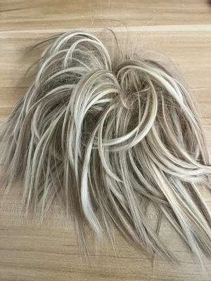 Extensiones de pieza de cabello crujiente envoltura de moño desordenado grande en cola de caballo Foto 1 de 3