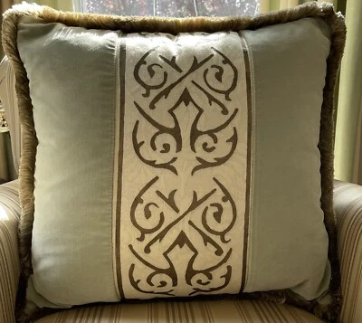 ALMOHADA DE DISEÑO TELA DECORATIVA TERCIOPELO 22” X 20” Y BORDE DE FLECOS Foto 1 de 4