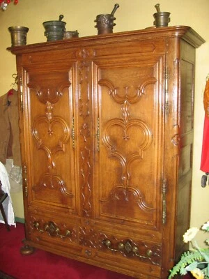 Armoire Lorraine XVIIIe bois sculpté mouluré, ferrure bronze et pieds galettes - Photo 1/2
