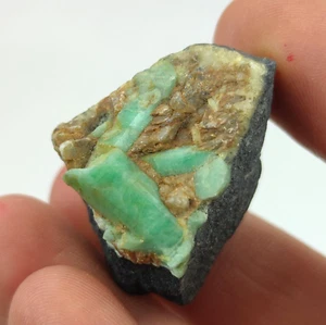 VERY CLEAR NATURAL EMERALD CRYSTAL ON MATRIX FROM MUZO - COLOMBIA 5.6 grams - Picture 1 of 10