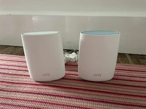 NETGEAR Orbi Whole Home WiFi System Mesh - 2 Pack (RBR50) in box - Picture 1 of 4