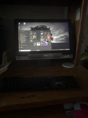 ASUS All-in-One Desktop 23.8" FHD Touchscreen, Core I5, 8GB - Immagine 1 di 4