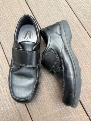 ZAPATOS DE VESTIR DE CUERO NEGROS HUSH PUPPIES GAVIN USADOS Uniforme Formal Escuela talla EE. UU. 2W Foto 1 de 4
