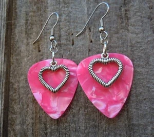 Charm contorno cuore su rosa MOP orecchini plettro chitarra con filo in acciaio chirurgico - Foto 1 di 1