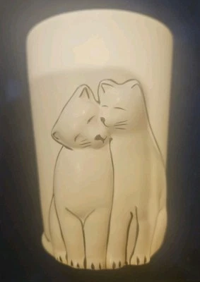 Colas de vaso de gato blancas y negras con diseño elevado de firma entrelazadas Foto 1 de 4