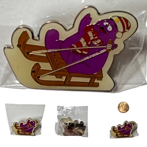 Prendedor de solapa esmaltada McDonalds GRIMACE ON SLED NAVIDAD VACACIONES 2014 NUEVO PAQUETE SELLADO - Imagen 1 de 5