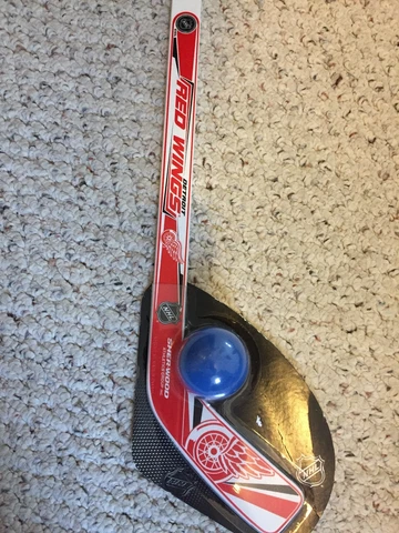 NHL DETROIT RED WINGS MINI HOCKEY STICK WITH BALL Cover