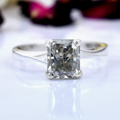 Anillo de diamantes grises de corte radiante de 2,30 quilates certificado - Gran brillo y brillo. Foto 1 de 4