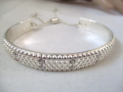 Bracelete AVON Terranova punho aberto com gravata decorativa tom prateado  - Imagem 1 de 4