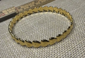 Brazalete Brazalete Vintage Tono Dorado Diseño Corazón - Corazones en Relieve Bisutería - Imagen 1 de 3