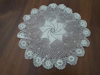 Beau napperon rond fait main au crochet - Photo 1/3
