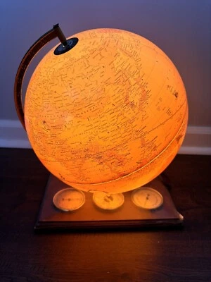 Globo terráqueo iluminado del mundo antiguo George F. Cram Co. con estación meteorológica Foto 1 de 4