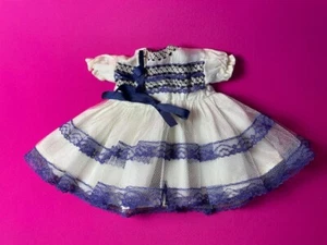 Vestido muñeca bebé vintage 5 pulgadas 13 cm a través del pecho azul blanco fiesta encaje brocado - Imagen 1 de 5