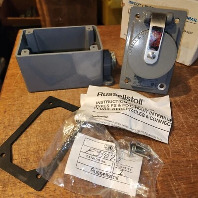 NUEVO EN CAJA STOCK ANTIGUO RUSSELLSTOLL Receptáculo Cat # 3753 F04238B ENVÍO GRATIS Foto 1 de 4