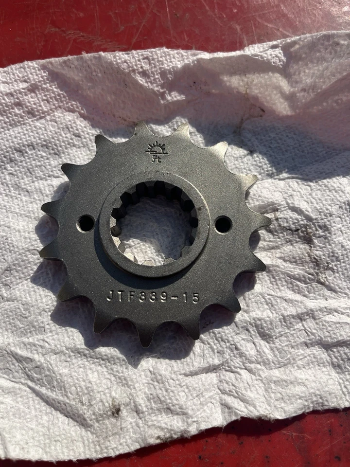 Piñón delantero JT 530 15T #JTF339.15 para Honda VFR800 Interceptor 1998-2009 Foto 1 de 1