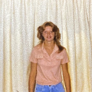 1970s Young Woman Lady Girl w/ Blonde Hair Pink Top & Blue Jeans Orig Photo P3n3 - Picture 1 of 9