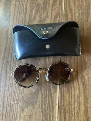 Gafas de sol redondas Shein estampado animal 100 % protección UV edades 14 en adelante con estuche Foto 1 de 4