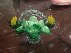 Hand Blown Art Glass, Green Basket w/Flowers, Leaves & Twisted Handle,  4" tall. - Bild 1 von 5