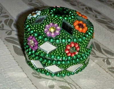 Caja decorativa de metal dorado Kumkum caja baratija espejo y piedra trabajo tarro de pastillas 2 go Foto 1 de 4