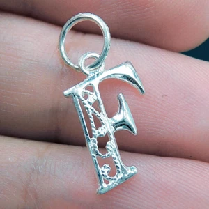 Colgante con dije inicial pequeño de plata de ley 925 letra "F" - Imagen 1 de 2