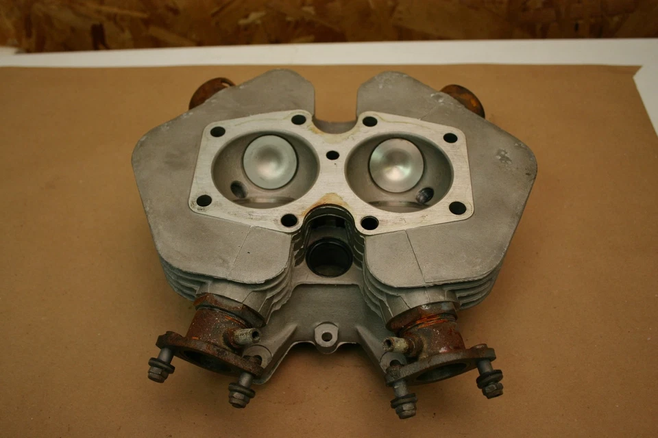 Triumph T120 Bonneville 1972 culata Foto 1 de 4