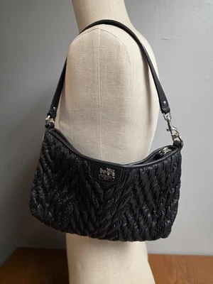 Bolso de hombro Coach para mujer pequeño negro acanalado acolchado baguette herrajes plateados Foto 1 de 4