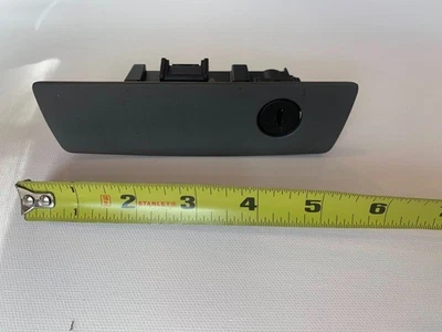 Pestillo de guantera Jeep Grand Cherokee 2005-2010 o Jeep Commander 2006-2010 OEM Foto 1 de 2