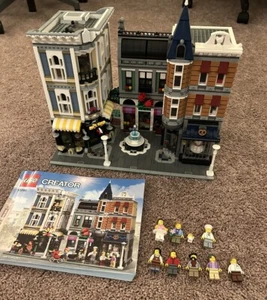 LEGO Creator Expert “ASSEMBLY SQUARE” 10255 Displayed Only With Instructions - Picture 1 of 21