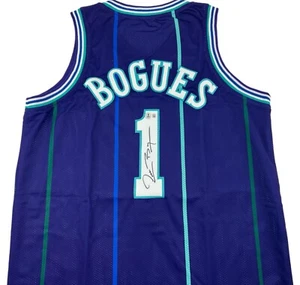 Camiseta deportiva de baloncesto Charlotte firmada por Muggsy Bogues autografiada a rayas púrpuras certificado de autenticidad - Imagen 1 de 2