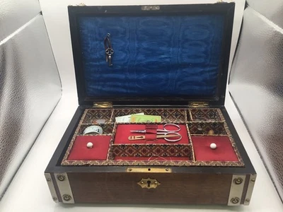 Antigua caja de costura victoriana de nogal con figuras, Inglaterra Foto 1 de 4