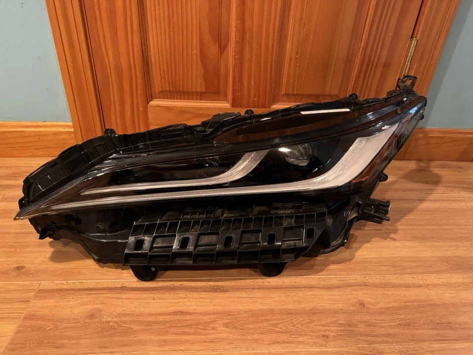 Faro Toyota Venza 2021-2024  Foto 1 de 4