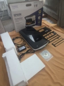 Epson Perfection V500 Photo Document Color Scanner W Film Holders & Software - Photo 1/7