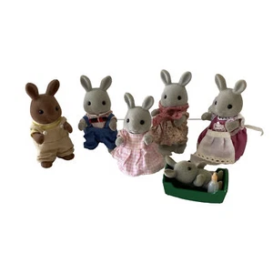 Sylvanian Families Vintage 1980's Bunny Rabbit Family Baby, Crib, Bottle Clothes - Bild 1 von 20