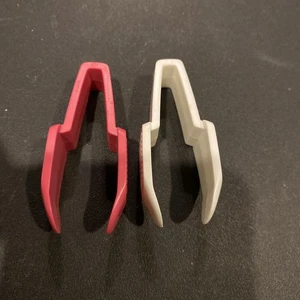 Vintage rosa bianco Tupperware fragola Huller #1355 piccola pinza gadget USA lotto di 2 - Foto 1 di 2