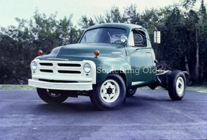 Camioneta pickup Studebaker 35 mm deslizable años 1940-1950 verde vista frontal completa del lado del conductor - Imagen 1 de 3