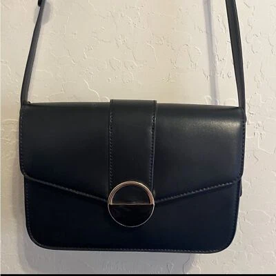 Cartera Forever 21 Mini de imitación de cuero negra Foto 1 de 4