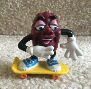 VINTAGE 1988 CALIFORNIA RAISINS FIGURE CALRAB ON SKATEBOARD BY APPLAUSE 2 1/4”  - Picture 1 of 6