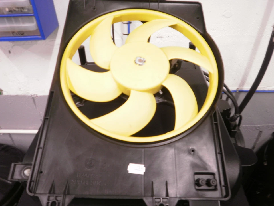 Rover 200/25/MG ZR Fan/Cowl/Motor Assembly - PGF101340 - image 1 of 1