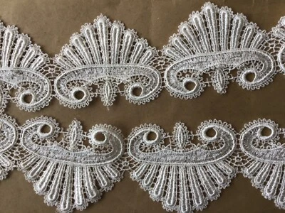 APLIQUE DE ENCAJE DE VENZA RAYÓN NATURAL FESTONEADO INUSUAL DE 7 YARDAS Foto 1 de 3