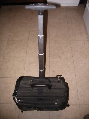 Estuche con rodillo para computadora portátil Kensington negro 17" Foto 1 de 3