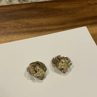 Pendientes de clip Lisner vintage firmados en tono dorado Foto 1 de 4