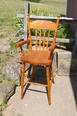 Antigua trona infantil de madera de fresno con respaldo prensado años 1890 Foto 1 de 4