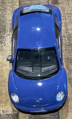1/18  VOLKSWAGEN NEW BEETLE IN PURPLE BLUE BY MAISTO READ Damage - Image 1 of 4