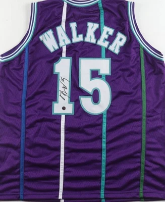 Camiseta deportiva personalizada firmada por Kemba Walker (tinta auténtica) Charlotte Hornets Foto 1 de 4