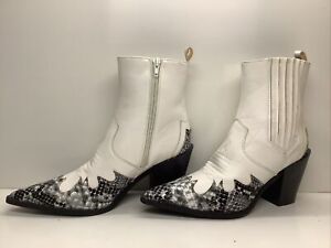 WOMENS TRUFFLE COLLECTION CASUAL WHITE SNAKE PRINT TOE BOOTS SIZE 9 W