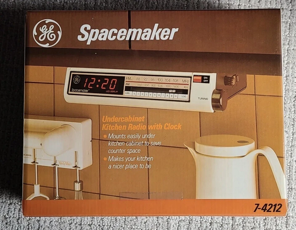 GE Spacemaker Under Cabinet Kitchen Radio w Clock Model 7-4212 Cream Color
