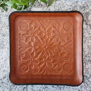 Bandeja valet de cuero floral, cuero tostado premium de 8 oz, diseño floral en relieve - Imagen 1 de 4