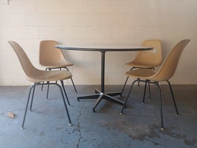 Mesa con sillas MCM Herman Miller Foto 1 de 4